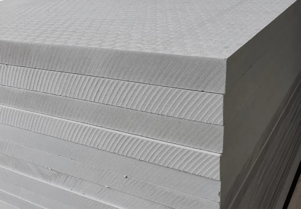 Płyty krzemianowo-wapniowe Skamol – zbliżenie na strukturę i krawędzie płyt ognioodpornych do zabudowy kominka.